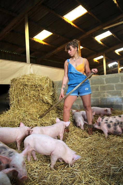 La France A Poil. Une bonne grosse cochonne francaise ramonee en pleine nature. 2M 100% 29min - 720p. 